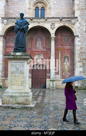 Regen in der Plaza de Santo Domingo, El Realejo, Granada, Andalusien, Spanien Stockfoto