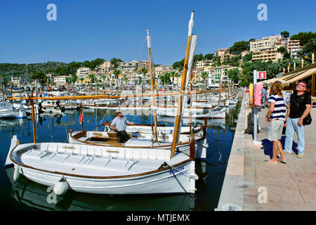 Günstig Fischerboote im Hafen, Port de Sóller, Tramuntana, Mallorca, Balearen, Spanien Stockfoto