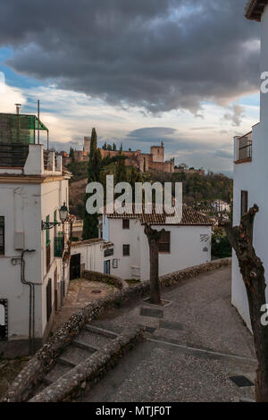 Am Abend Blick auf die Alcazaba, el Alhambra, von Cuesta de las Tomasas, El Albaicín, Granada, Andalusien, Spanien Stockfoto