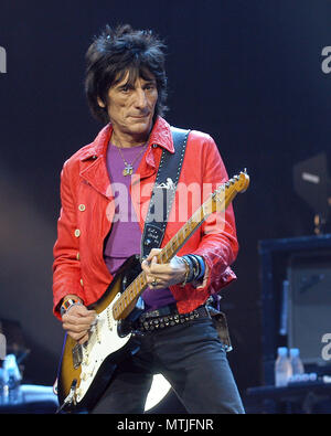 ATLANTA, GA - Oktober 15: Ronnie Wood von den Rolling Stones führt an der Philips Arena in Atlanta, Georgia am 15. Oktober 2005. (Chris McKay/MediaPunch) Stockfoto
