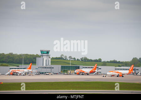 Einen Überblick über die Flugzeuge von Easyjet am Flughafen Bristol in Bristol, England. Stockfoto