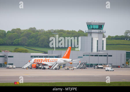 Eine allgemeine Ansicht eines Easyjet Flugzeug am Flughafen Bristol in Bristol, England gesehen. Stockfoto