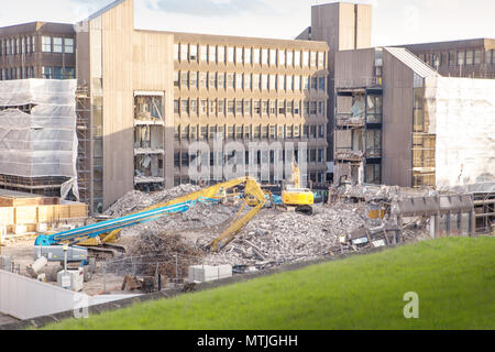 Baustelle mit schweren Maschinen Klopfen ein Gebäude weg für etwas Neues machen Stockfoto