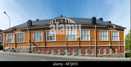 Panoramablick auf die Fassade eines alten, traditionell gebaute Holzhaus von der Stadt Kuopio in der Provinz Savo im Osten Finnlands. Stockfoto