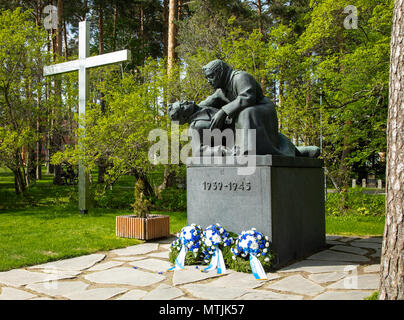 Das Denkmal der in Finnland Kriege auf dem Friedhof von Kuopio gefallen und Kränze der Memorial Tag vor der Skulptur. Stockfoto