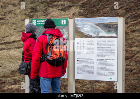 Sigridarstadir. Touristen, Gullfoss, einem Wasserfall in der Schlucht des Flusses Hvítá im Südwesten von Island, eine der beliebtesten Touristenattraktionen in Island entfernt. Stockfoto