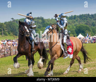 Montiert in mittelalterlichem Stil Nahkampf in Leeds Castle. Stockfoto