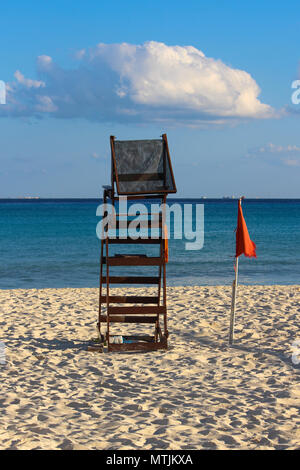 Vertikal closeup von abgebrochenen Rettungsschwimmer post am White Sand Beach ausgesetzt. Stockfoto