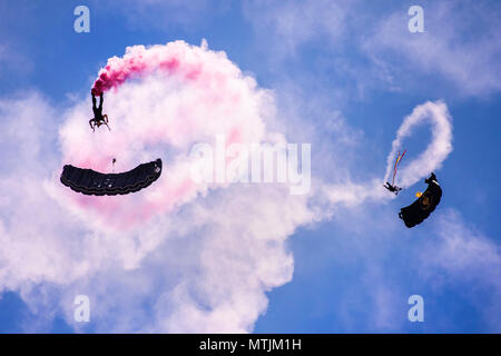 Zwei Mitglieder des U.S. Special Operations Command Para-Commandos Fallschirm während der Kanone Air Show, Raum und Tech Fest am Cannon Air Force Base, N.M., 26. Mai 2018. Die Para-Commandos sind die nur DoD Gemeinsamen Dienst demonstration Team bestehend aus Mitgliedern aus allen militärischen Dienst in "SOCOM". (U.S. Air Force Foto von älteren Flieger Lukas Kitterman/Freigegeben) Stockfoto