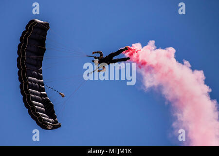 Mitglied der US Special Operations Command Para-Commandos Fallschirme während der Kanone Air Show, Raum und Tech Fest am Cannon Air Force Base, N.M., 26. Mai 2018. Die Para-Commandos sind die nur DoD Gemeinsamen Dienst demonstration Team bestehend aus Mitgliedern aus allen militärischen Dienst in "SOCOM". (U.S. Air Force Foto von älteren Flieger Lukas Kitterman/Freigegeben) Stockfoto