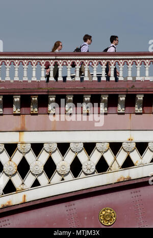 Pendler in Central London gehen über Blackfriars Bridge. Stockfoto