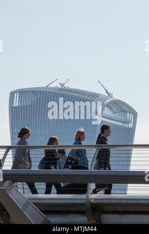 Eine Gruppe von jungen Damen oder Frauen laufen in Blackfriars Bridge auf dem Weg während der morgendlichen Fahrt zum Arbeitsplatz in der Londoner Skyline der Stadt zu arbeiten. Stockfoto