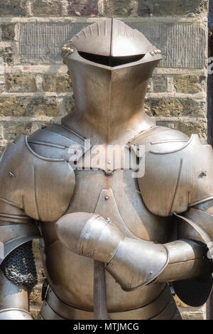 Eine Rüstung Replik außerhalb der ein Restaurant in St. Katherine Docks, London. Rüstungen metallische Schutz im Kampf. Glänzende schließen Helm. Stockfoto