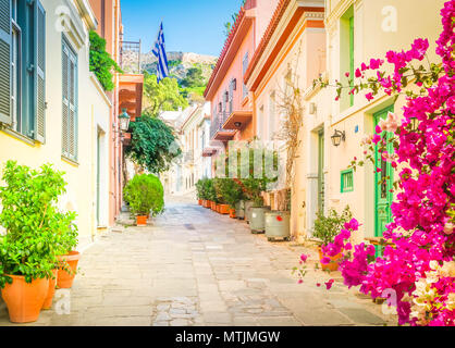 Kleine gepflasterte Strasse von Placa Bezirk mit Akropolis in Athen, Griechenland mit Blumen, getönt Stockfoto