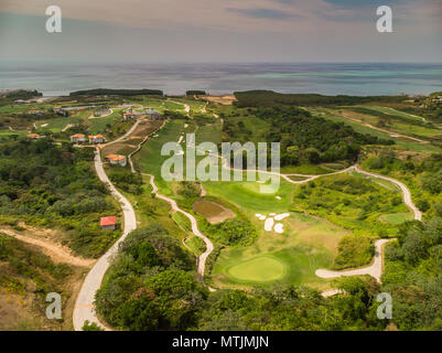 Luftaufnahme von Golfplatz mit Blick auf das Meer im Hintergrund Stockfoto