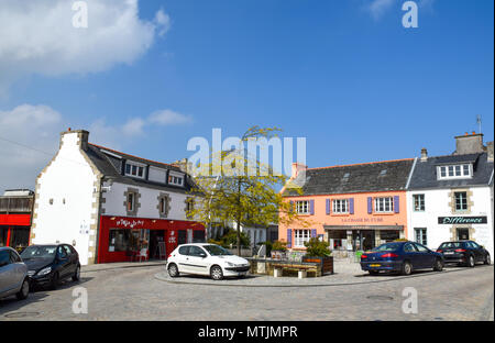 Restaurants mit Gourmet Essen & eine Kunstgalerie in einem Cluster auf einem bunten Ecke in Plougasnou, Bretagne, Frankreich. Stockfoto