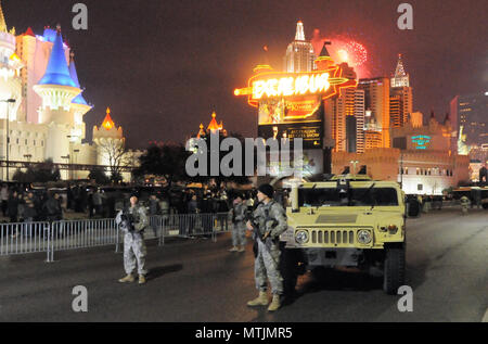 Nevada National Guard Soldaten patrouillieren die Las Vegas Strip letzte Nacht im Rahmen der Operation Night Watch, eine jährliche Strafverfolgung mission Unterstützung der Las Vegas Metropolitan Police Department während die Silvesterfeier jährliche Neues Jahr. Stockfoto