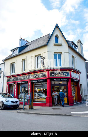 Die boulanger und Patissier in Plougasnou, Bretagne, Frankreich verkauft ihr Brot und Gebäck von einem bunten Laden um die Ecke. Stockfoto