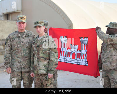 Die 863Rd Ingenieur Bataillon führte ihre erste Ingenieur Captain Förderung des neuen Jahres, während für Kapitän Matthew E. Munday (rechts), ein Eingeborener von Chicago, Illinois im Camp Buerhing, Kuwait, Jan. 2, 2017 bereitgestellt. Er wurde gefördert von der Kommandant der 176. Engineer Brigade Oberst Charles M.Schöning (links) und ein Bewohner von Georgetown, Texas. Die 863Rd En. Bn. dient ein neun-Monats-Bereitstellung in den Nahen Osten und ist ein US-Armee Ersatzbataillon in Darien, Illinois das Bataillon durch Oberstleutnant James H. Feaster und Command Sgt geboten ist. Maj. Samuel E. Carr. (U.S. Armee Foto vom Kapitän Maria Mir Stockfoto