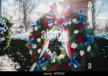 Ein Kranz vom Weißen Haus im Namen von Präsident Barack Obama sitzt auf Anzeige am Grab von Präsident Millard Fillmore, Forest Lawn Friedhof, Buffalo, N.Y., Jan. 6, 2017. Oberst Gary R. Charlton, stellvertretender Kommandeur des 107. Airlift Wing, Niagara Falls Luft finden Station, präsentierte den Kranz auf ein Festakt statt, die von der Universität in Buffalo, eine Schule, die fillmore war einer der Gründer. (U.S. Air Force Foto: Staff Sgt. Ryan Campbell) Stockfoto