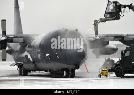 Flieger von um die 106 Rettung Flügel Reagieren auf einen plötzlichen großen Schneesturm bei FS Gabreski Air National Guard Base in Westhampton Beach, New York am Januar 6, 2017. In den Sturm, Betreuer verwendet Entfrostung Lkw Schnee Anhaftungen an der HC-130 ist zu verhindern, und Fliegern aus dem Bauingenieurwesen Squadron die gepflügte Landebahn, so dass Operationen bei FS Gabreski unverzüglich fortzusetzen. (US Air National Guard/Staff Sergeant Christopher S Muncy/freigegeben) Stockfoto