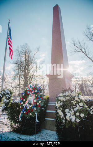 Ein Kranz vom Weißen Haus im Namen von Präsident Barack Obama sitzt auf Anzeige am Grab von Prewident Millard Fillmore, Forest Lawn Friedhof, Buffalo, N.Y., Jan. 6, 2017. Oberst Gary R. Charlton, stellvertretender Kommandeur des 107. Airlift Wing, Niagara Falls Luft finden Station, präsentierte den Kranz auf ein Festakt statt, die von der Universität in Buffalo, eine Schule, die fillmore war einer der Gründer. (U.S. Air Force Foto: Staff Sgt. Ryan Campbell) Stockfoto