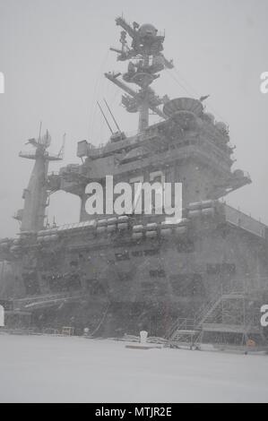 Schnee vom Winter Sturm Helena deckt den Flugzeugträger USS George Washington (CVN-73). Das Schiff ist in Norfolk Vorbereitung Umzug in Newport News, Virginia für das Schiff betanken, komplexe Overhaul (RCOH) Wartung Gridley. (Foto: U.S. Navy Chief Masse Kommunikation Spezialist Mary Popejoy/freigegeben) Stockfoto