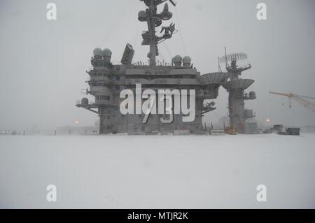 Schnee vom Winter Sturm Helena deckt das Flugdeck des Flugzeugträgers USS George Washington (CVN-73). Das Schiff ist in Norfolk Vorbereitung Umzug in Newport News, Virginia für das Schiff betanken, komplexe Overhaul (RCOH) Wartung Gridley. (Foto: U.S. Navy Chief Masse Kommunikation Spezialist Mary Popejoy/freigegeben) Stockfoto