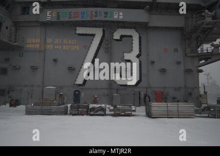 Schnee vom Winter Sturm Helena deckt das Flugdeck des Flugzeugträgers USS George Washington (CVN-73). Das Schiff ist in Norfolk Vorbereitung Umzug in Newport News, Virginia für das Schiff betanken, komplexe Overhaul (RCOH) Wartung Gridley. (Foto: U.S. Navy Chief Masse Kommunikation Spezialist Mary Popejoy/freigegeben) Stockfoto