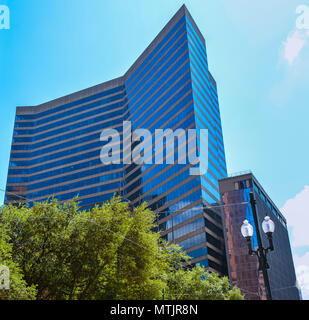 New Orleans, LA - 19.09.24, 2017: poydras Center - es ist ein schlankes, eckig Glas, Klasse-A-Office Tower. Stockfoto