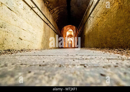 Tunnel in die unterirdische Welt der Pariser Katakomben führenden Stockfoto