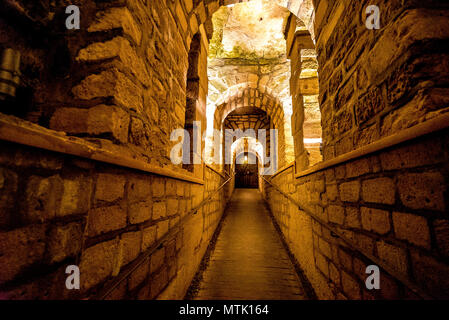 Tunnel in die unterirdische Welt der Pariser Katakomben führenden Stockfoto