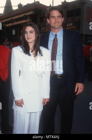 HOLLYWOOD, CA - 20. Juni: (L-R) Schauspielerin Jennifer Connelly und Schauspieler Billy Campbell besuchen "Rocketeer" Hollywood Premiere in Verbindung mit der El Capitan Theatre Ribbon-Cutting Wiedereröffnung Zeremonie am 20. Juni 1991 im El Capitan Theatre in Hollywood, Kalifornien. Foto von Barry King/Alamy Stock Foto Stockfoto