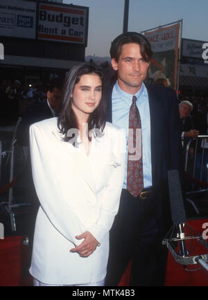 HOLLYWOOD, CA - 20. Juni: (L-R) Schauspielerin Jennifer Connelly und Schauspieler Billy Campbell besuchen "Rocketeer" Hollywood Premiere in Verbindung mit der El Capitan Theatre Ribbon-Cutting Wiedereröffnung Zeremonie am 20. Juni 1991 im El Capitan Theatre in Hollywood, Kalifornien. Foto von Barry King/Alamy Stock Foto Stockfoto