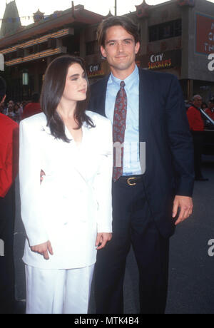 HOLLYWOOD, CA - 20. Juni: (L-R) Schauspielerin Jennifer Connelly und Schauspieler Billy Campbell besuchen "Rocketeer" Hollywood Premiere in Verbindung mit der El Capitan Theatre Ribbon-Cutting Wiedereröffnung Zeremonie am 20. Juni 1991 im El Capitan Theatre in Hollywood, Kalifornien. Foto von Barry King/Alamy Stock Foto Stockfoto