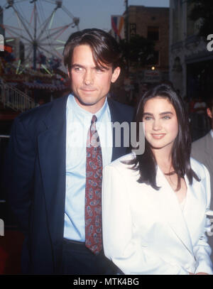 HOLLYWOOD, CA - 20. Juni: (L-R) Schauspieler Billy Campbell und Schauspielerin Jennifer Connelly besuchen "Rocketeer" Hollywood Premiere in Verbindung mit der El Capitan Theatre Ribbon-Cutting Wiedereröffnung Zeremonie am 20. Juni 1991 im El Capitan Theatre in Hollywood, Kalifornien. Foto von Barry King/Alamy Stock Foto Stockfoto