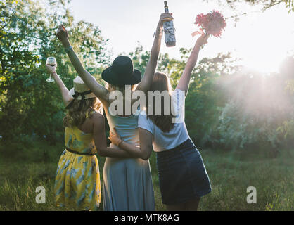 Gruppe von Mädchen Freunde machen ein Picknick im Freien. Sie haben Spaß Stockfoto