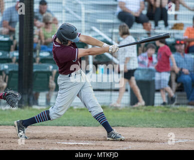 Baseball Aktion mit der Redding Ringtails vs Redding Colt 45 in Redding, Kalifornien. Stockfoto