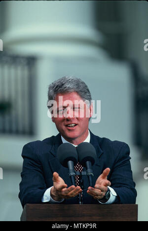 Präsident William Jefferson Clinton spricht im Süden Rasen des Weißen Hauses im ersten Jahr seiner Präsidentschaft. Foto von Dennis Brack Stockfoto