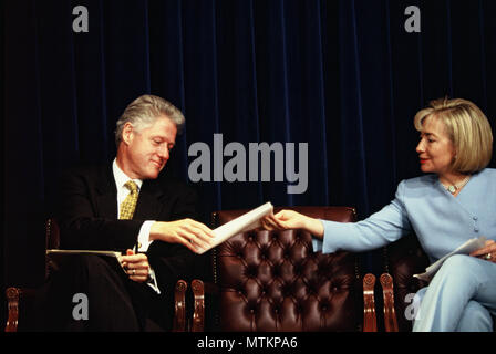 Washington DC 1997/08/13 Präsident William Jefferson Clinton und First Lady Hillary Rodham Clinton pass ein Hinweis während einer Veranstaltung. Foto von Dennis Brack Stockfoto