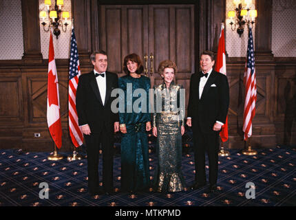 Präsident Ronald Reagan und First Lady Nancy Reagan mit Premierminister Brian Mulroney und Frau Mila Mulroney Pose vor einer Gala in Quebec, Kanada, 1985 // 03/03 Grand Theatre de Quebec bei einem Staatsbesuch in Kanada am 3. März 1985 Foto von Dennis Brack Stockfoto