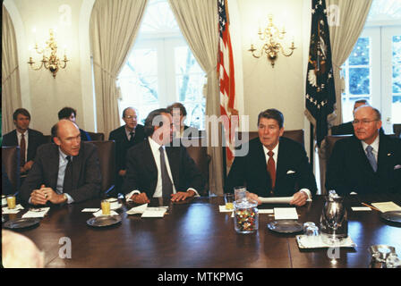 Washington, DC 1984/11/27 Präsident Ronald Reagan trifft sich mit kongreßführern Foto von Dennis Brack Stockfoto