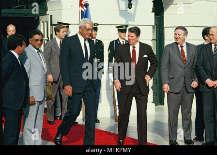 Washington, DC 1984/11/27 Präsident Ronald Reagan mit Premierminister Ratu Mara Fiji Foto von Dennis Brack Stockfoto