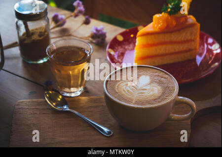 Kaffee aroma Cup und lecker Kuchen Obst auf Holz Tisch im Cafe coffee shop Vintage Style Stockfoto