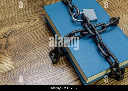 Information Security Konzept, Buch mit Kette und Vorhängeschloss Stockfoto