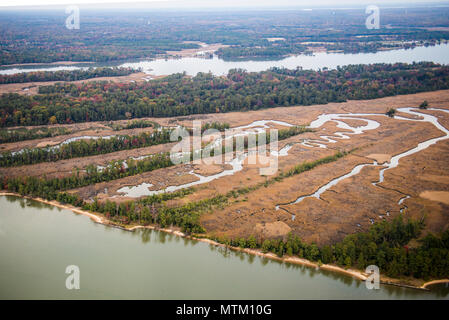 Luftaufnahme des James River in der Nähe von Jamestown und südlich der Colonial Parkway. eine Wicklung Nebenfluss langsam fliesst durch die sumpfigen Feuchtgebiete. Stockfoto