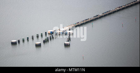 Luftaufnahme von Jamestown-Scotland Ferry Docks und warten Autos aufgereiht auf der Jamestown Seite des James River, Virginia. Historischen Jamestown ist direkt nebenan. Stockfoto