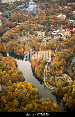 Luftaufnahme von Busch Gardens Williamsburg, das alte Europa im Herbst. Herbst Farben säumen den Fluss und Surround atemberaubend hohe Achterbahnen. Stockfoto