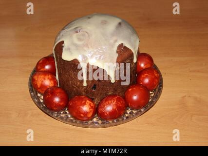 Ostern pie auf transparenten Schüssel, Ostereier umgeben. Stockfoto