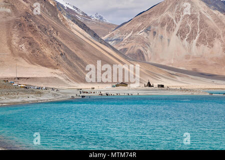 Pangong See und die umliegende Landschaft Stockfoto